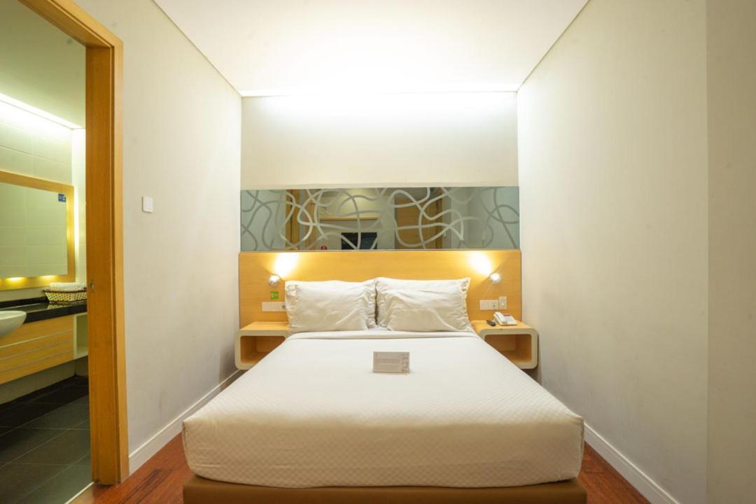 Life Hotel Stasiun Kota Surabaya Exterior foto